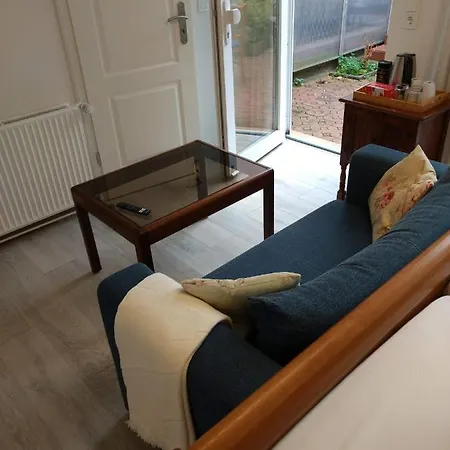 Ruhiges, Gemuetliches Mit Bad Fuer 2 Personen, Mit Gartenterasse リューベック